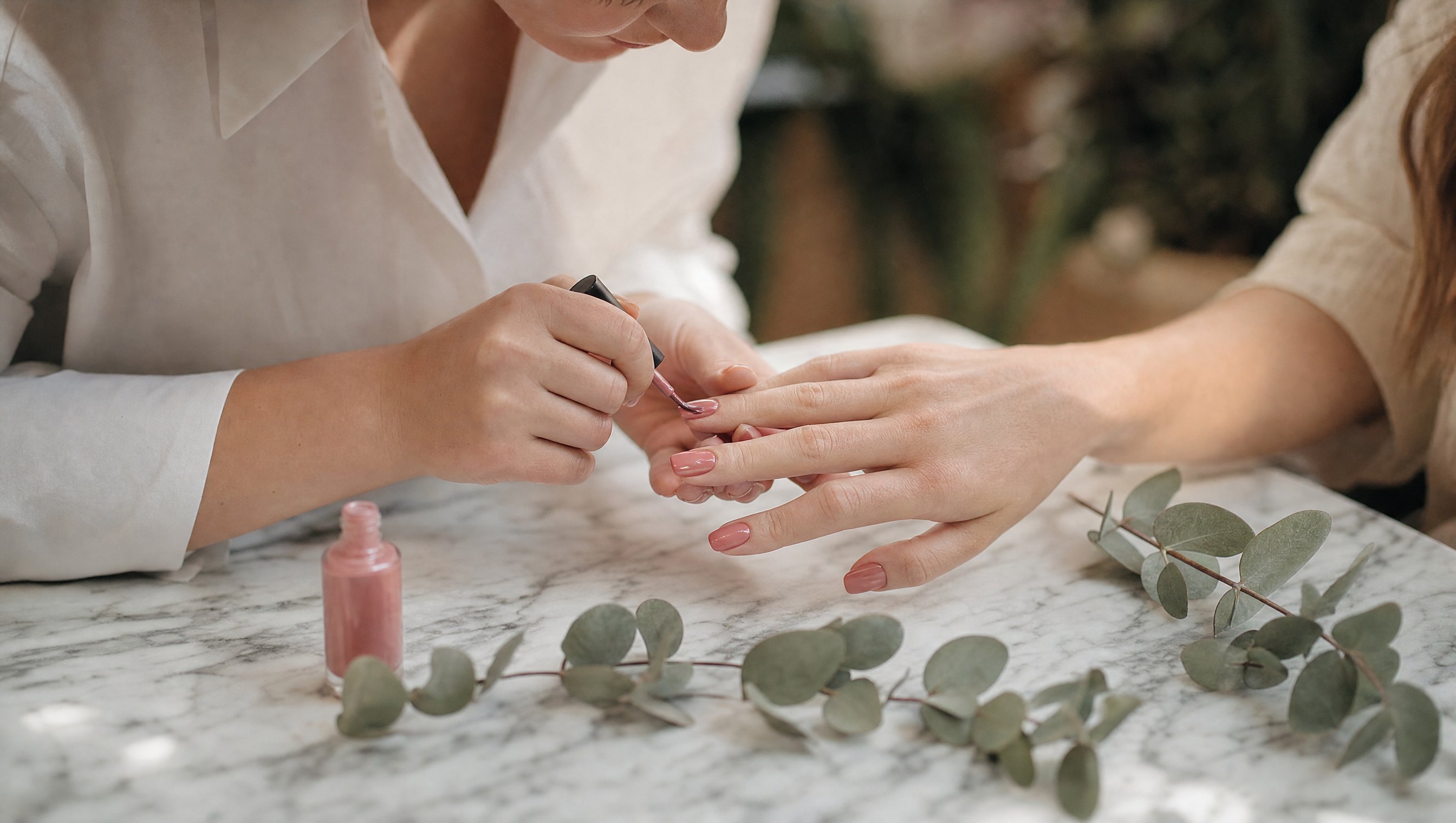 Manicure in rose pink